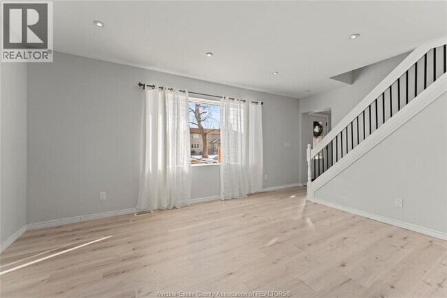 Photo du bâtiment - 1581 Bruce Ave