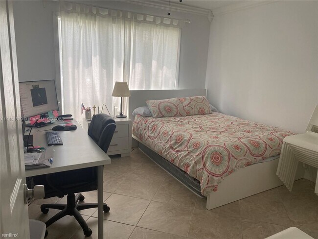 Foto del edificio - 2 br, 2 bath Condo - 4040 N Pine Island Rd...