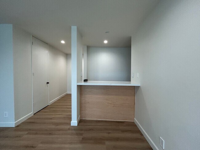 Foto del edificio - Newly Renovated Top Floor Two Bedroom Two ...