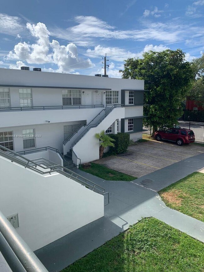 Foto del edificio - 551 NE 62nd St