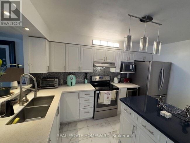 Building Photo - 708 Sheppard Ave E