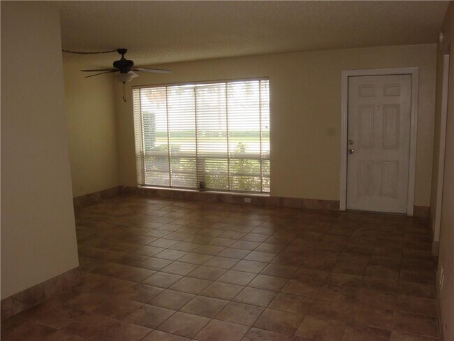 Foto del edificio - 2750 NE 19th Ave