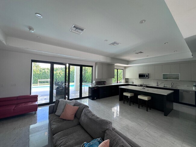 Foto del edificio - 6422 Coral Way