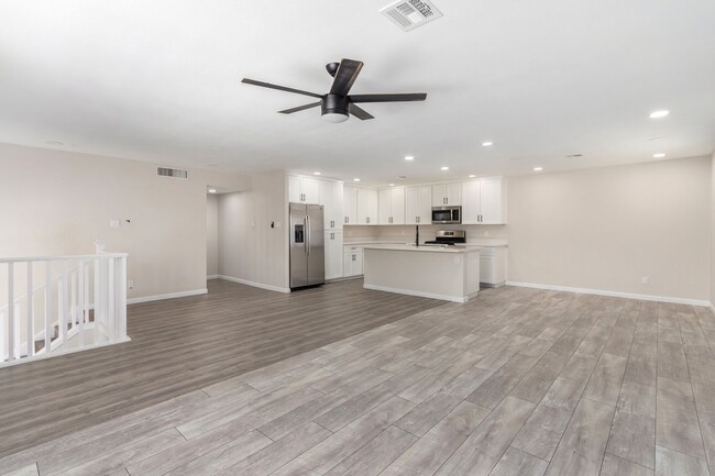 Building Photo - Stunning 6-Bedroom Home Near ASU with Mode...