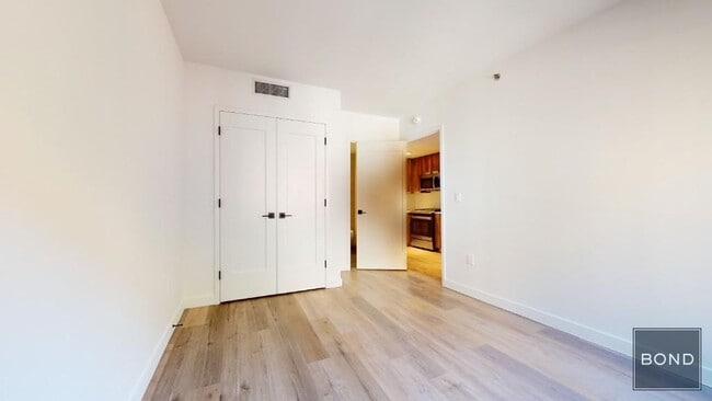 Building Photo - 350 W 45th St