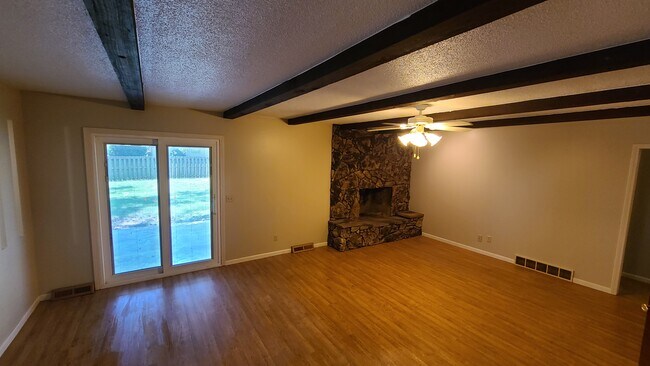 Foto del edificio - 402 Woodcrest Dr
