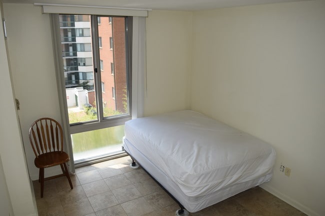 Bedroom w Bed - 950 25th St NW