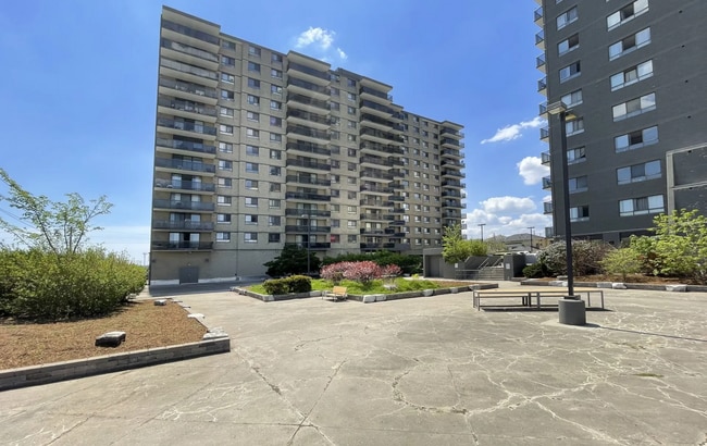 Building Photo - Darling