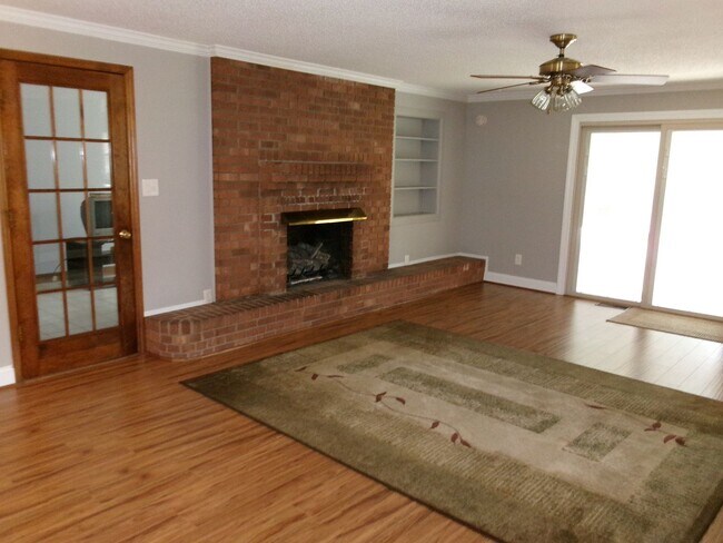 Building Photo - Brick Rancher For Rent in Summerfield!