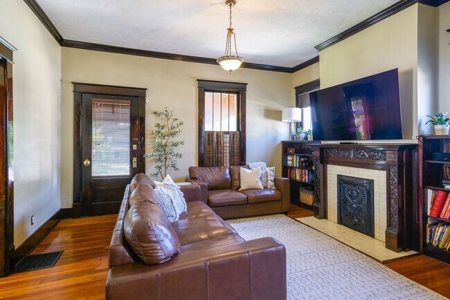 Foto del edificio - Renovated Historic 4 Bedroom Home w/ Two Car Garage in East Nashville