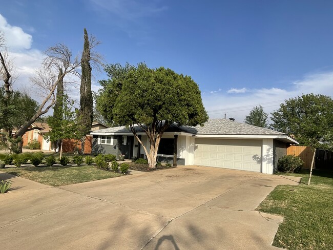 Building Photo - 3217 W Dengar Ave