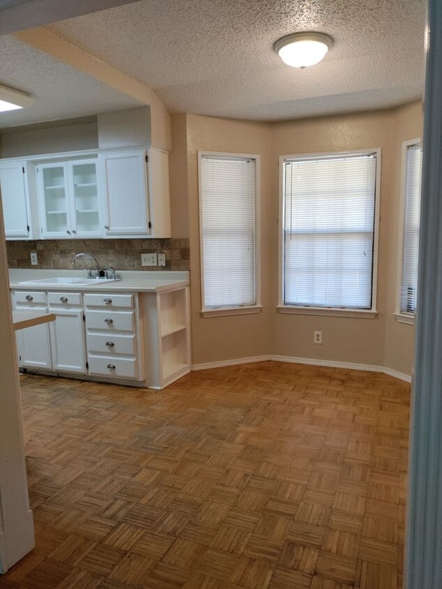 Building Photo - 3 Br Home