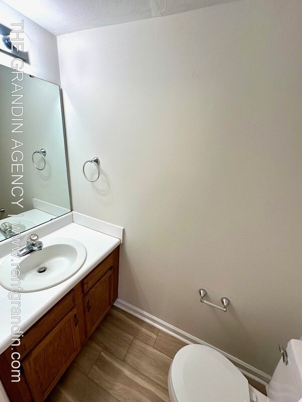 Foto del edificio - 102 Lakehurst Ave