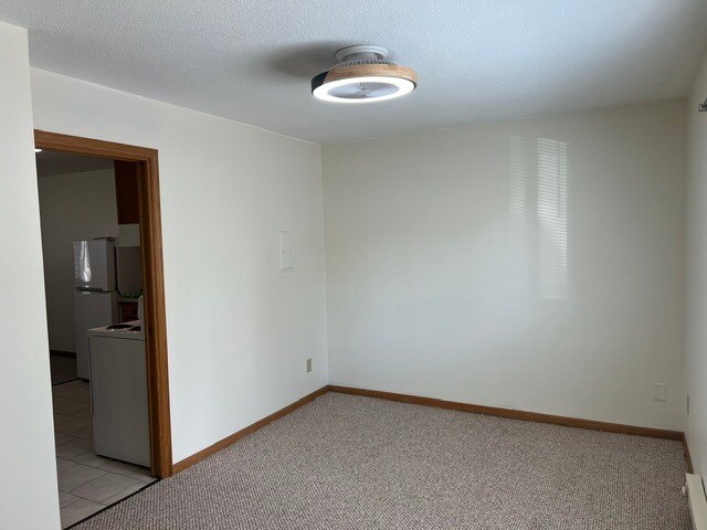 Foto del edificio - 647 Sand Lake Rd