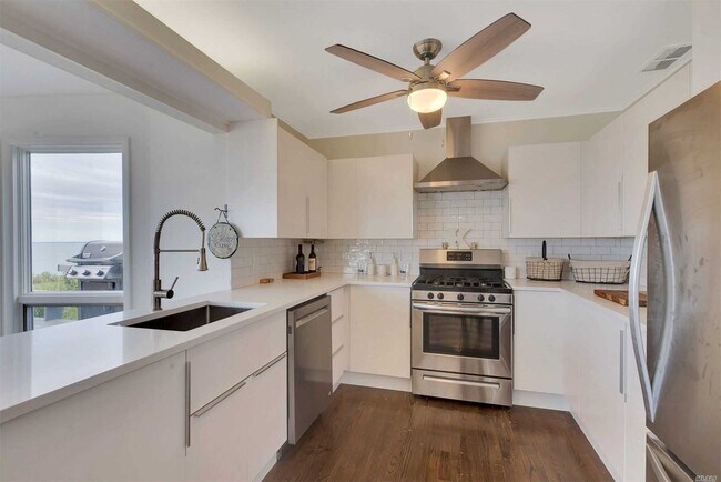 Foto del edificio - 1055 Sound View Rd