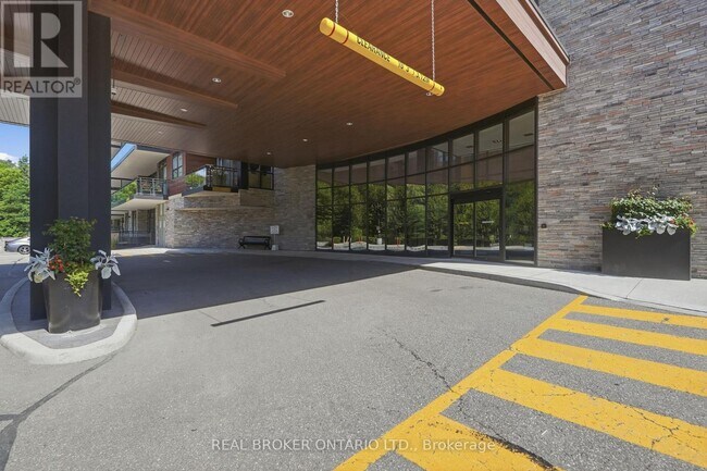 Building Photo - 1575 Lakeshore Rd W