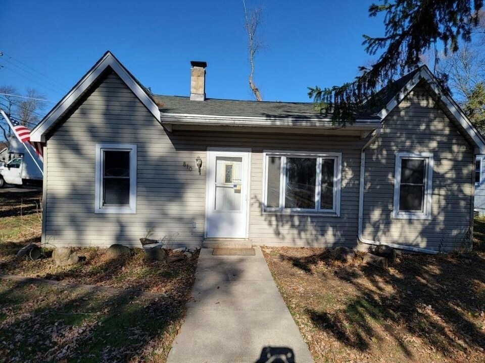 810 Southside Ave, McHenry, IL 60051 House Rental in McHenry, IL
