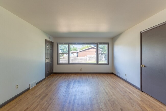 Building Photo - 2113 Lake Point Dr