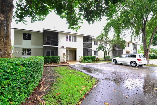 Foto del edificio - 703 Gardens Dr
