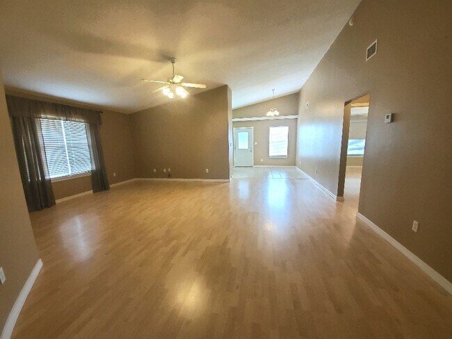 Building Photo - Large 3/2 Split Floor Plan Home w/ Vaulted...