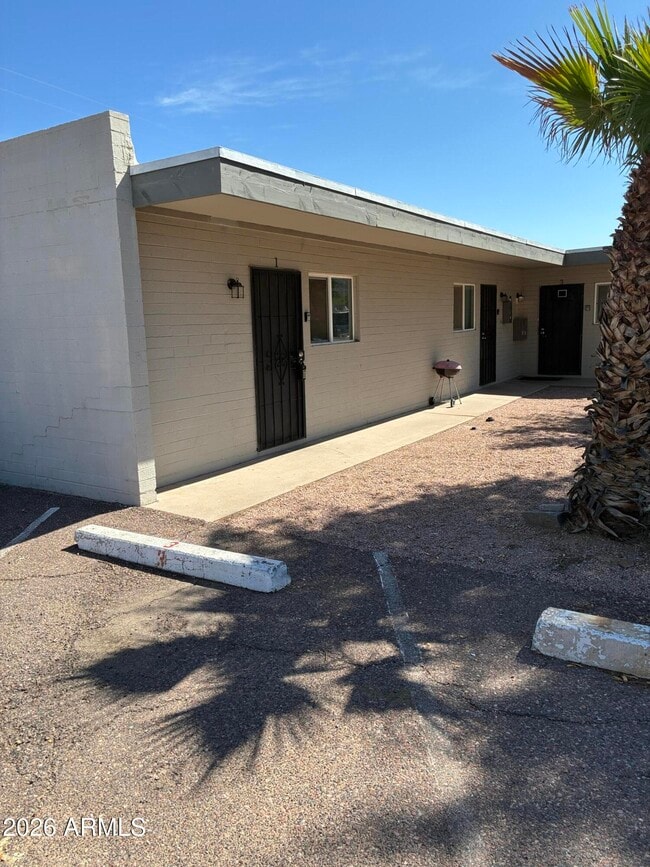 Building Photo - 730 E Siesta Dr