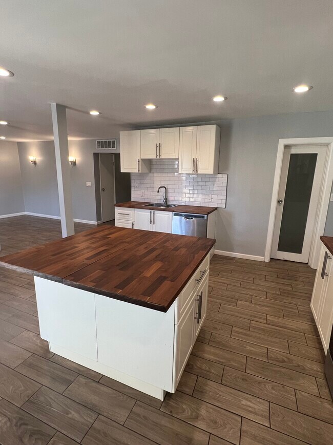 Kitchen - 1115 E Whitton Ave