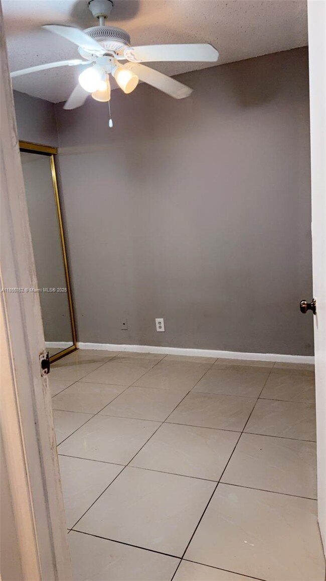 Foto del edificio - 3955 Village Dr