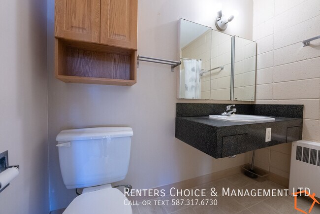 Photo du bâtiment - Main Floor Unit With Assigned parking and Utilities Included