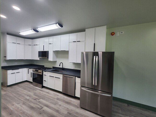 Building Photo - Awesome single-level studio with ample sto...