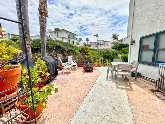 Foto del edificio - Steps to the beach from this Ocean View Condo with 2 car garage