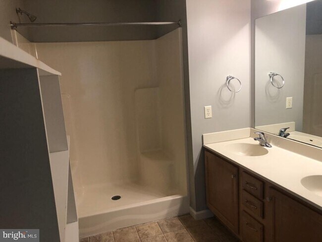 Building Photo - 432 Maywood Court