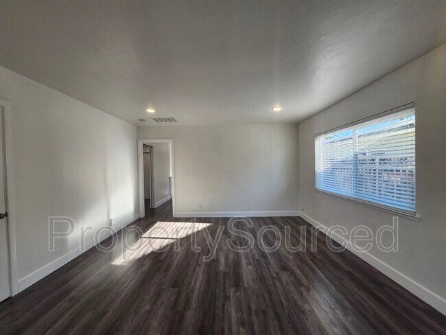Building Photo - 1638 E San Fernando St