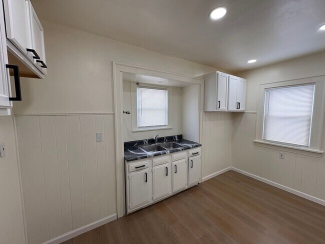 Foto del edificio - 10118 Russell Ave