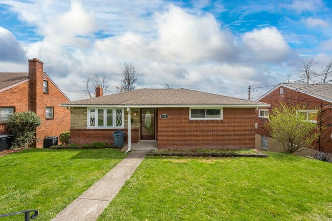 Building Photo - Stunning 3 bedroom home in West Mifflin av...