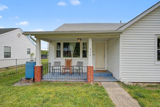 Foto del edificio - Spacious 5-Bedroom Home Near Radford University