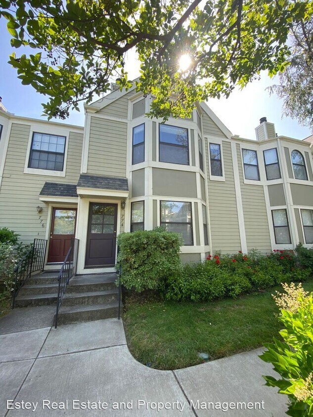 Foto principal - 2 br, 2.5 bath House - 774 Miltary East