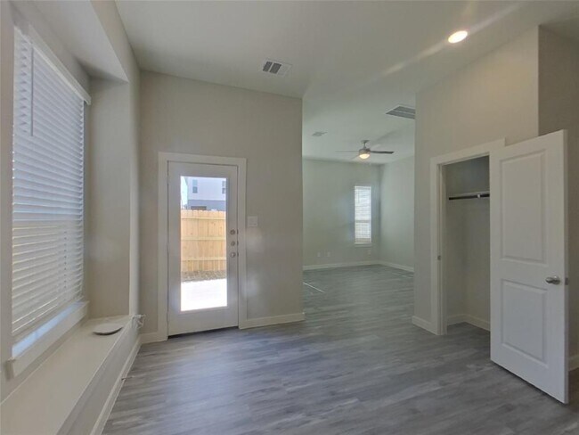 Building Photo - 9835 Willow Creek Commerce Dr