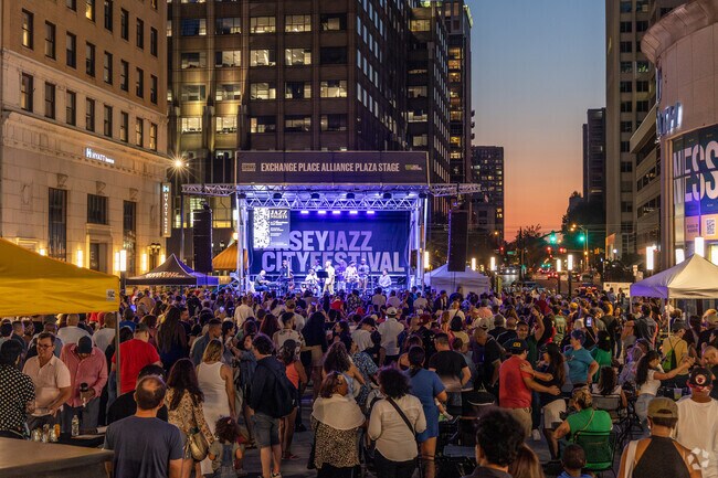 The Jersey City Jazz Festival brings crowds of sashaying locals to Exchange Place, Jersey City.