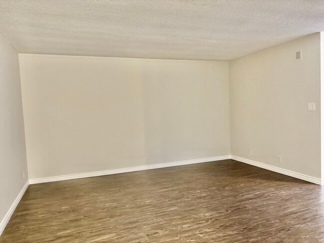 Building Photo - 1595 E Chevy Chase Dr