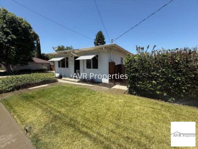 Building Photo - Fantastic Single story duplex south of Dow...