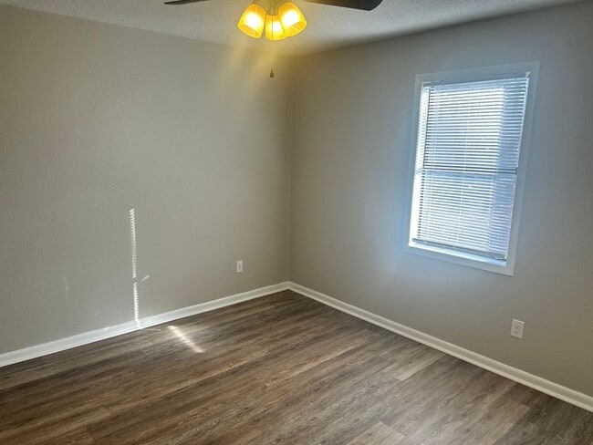 Building Photo - 2309 Evelyn Ln