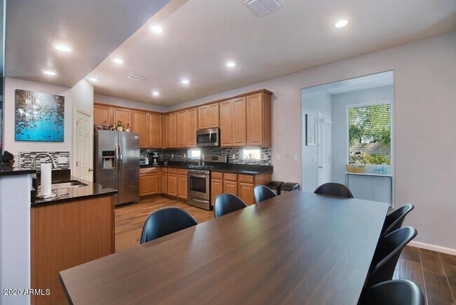 Foto del edificio - 854 E Dumbarton Ave