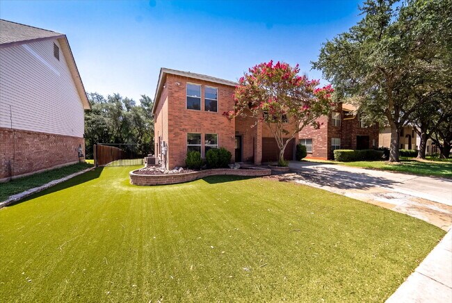 Foto del edificio - Your Own Private Backyard Resort Awaits w/ An In Ground Pool!