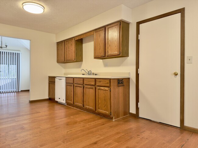 Building Photo - 9807 Double Ditch Cir