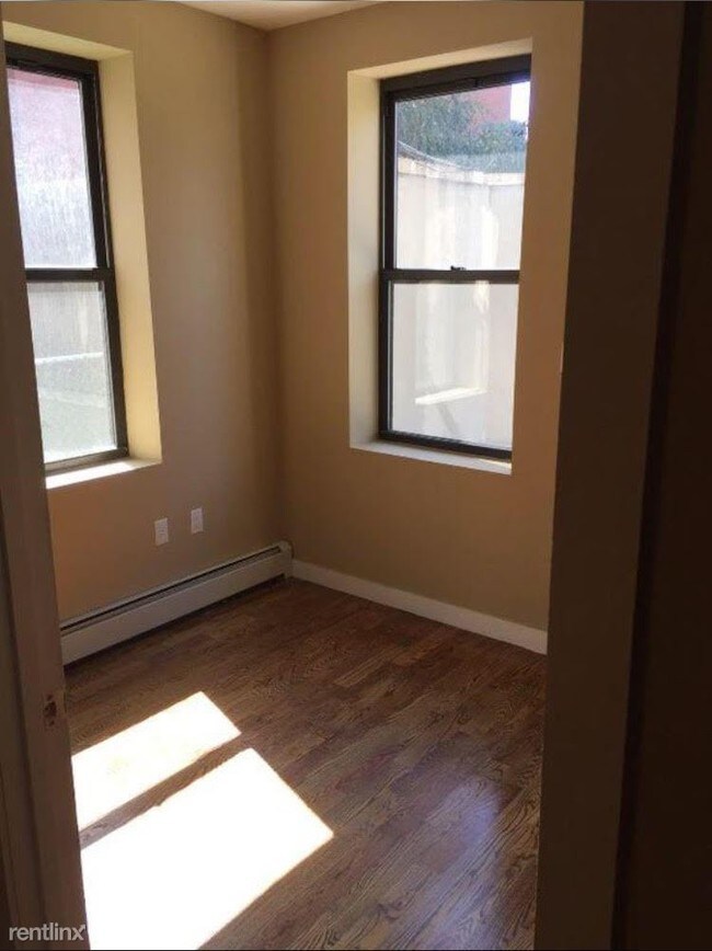 Foto del edificio - 2585 Bedford Ave