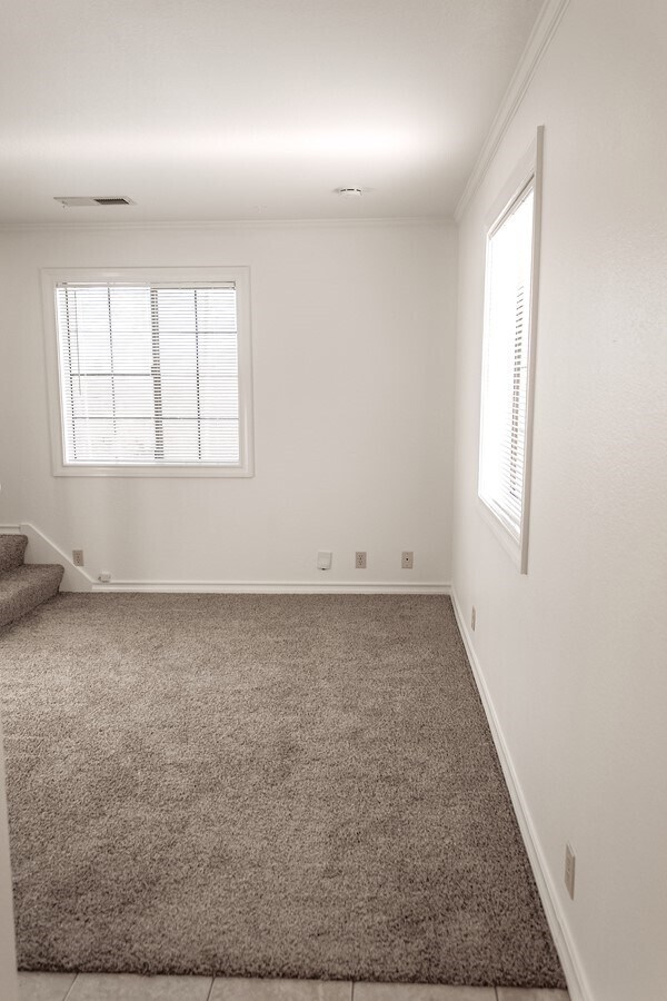 Building Photo - Super Cute Duplex for Rent