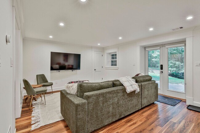 Building Photo - 410 Thornton Ln