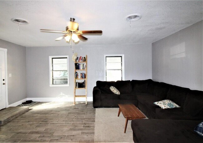 Foto del edificio - 815 Ravenwood Dr