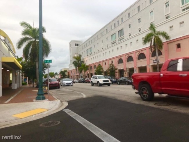 Building Photo - 3 br, 2 bath Apartment - 853 SW 14 Ave