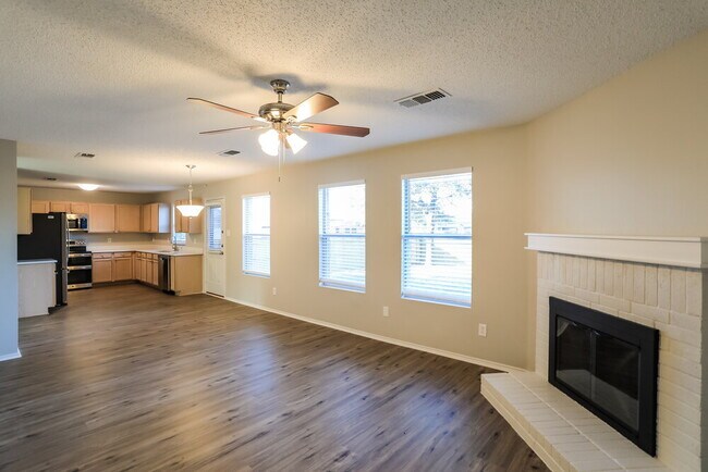 Foto del edificio - 16101 Hollyhill Ct